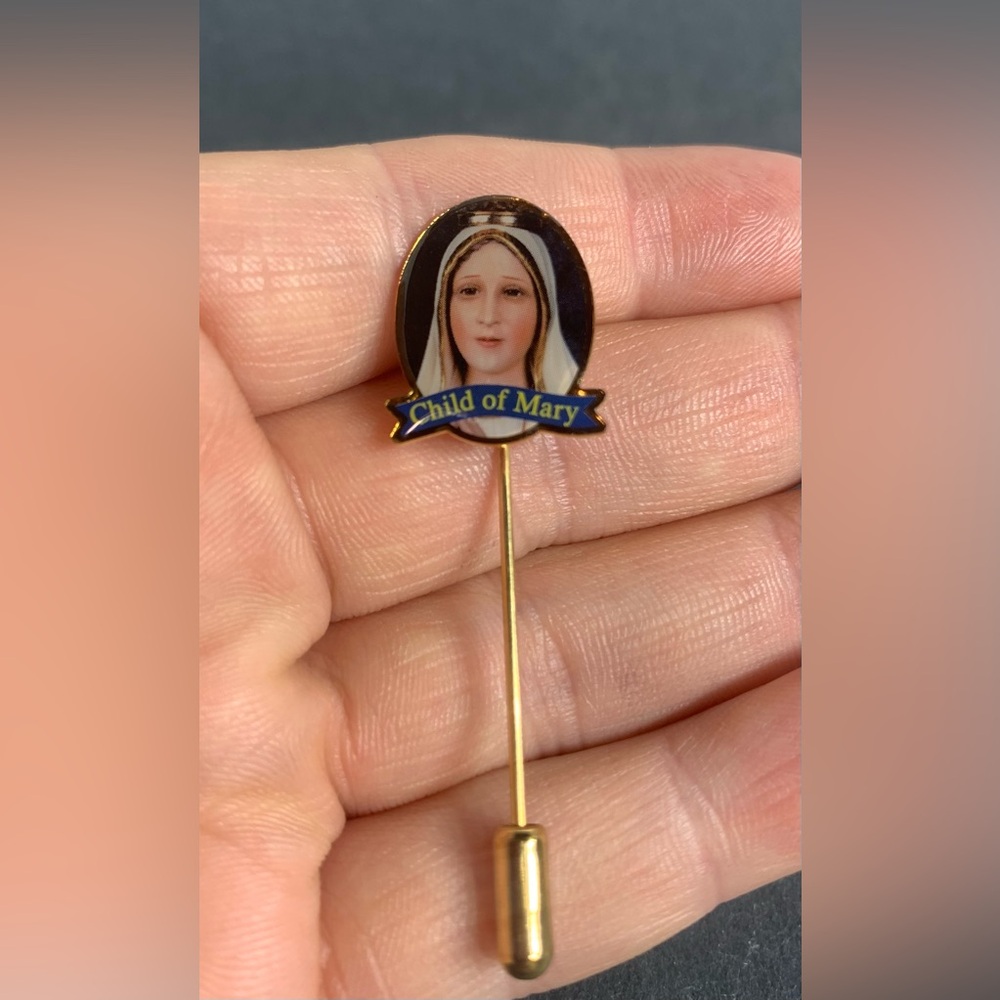 Vintage Gold Tone Child of Mary stick Pin